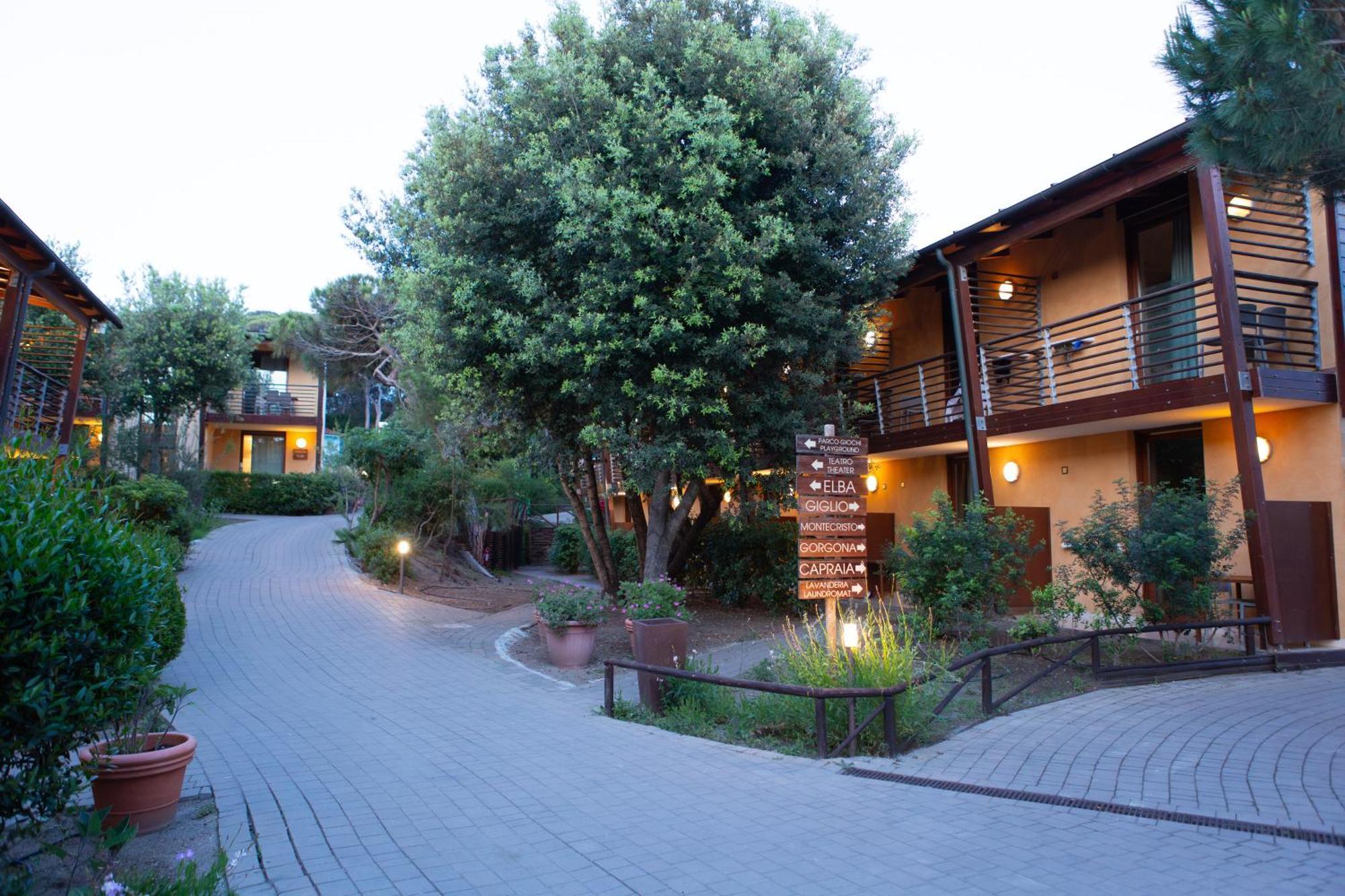 Canado Club Family Village マリーナ・ディ・カスタニェート・カルドゥッチ エクステリア 写真