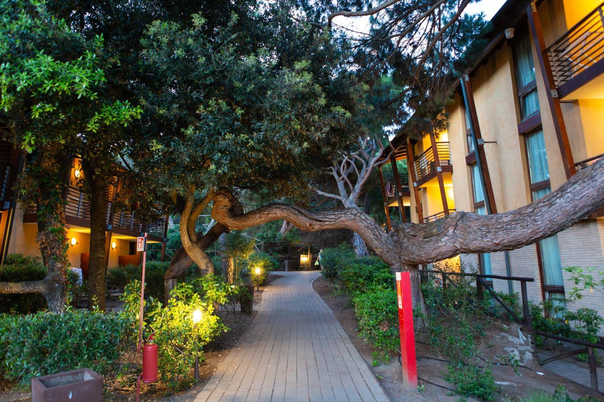 Canado Club Family Village マリーナ・ディ・カスタニェート・カルドゥッチ エクステリア 写真